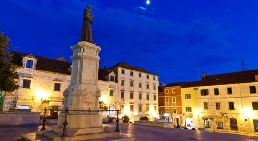 Piazza-a-Makarska-Croazia-by-night-tSa-825X450