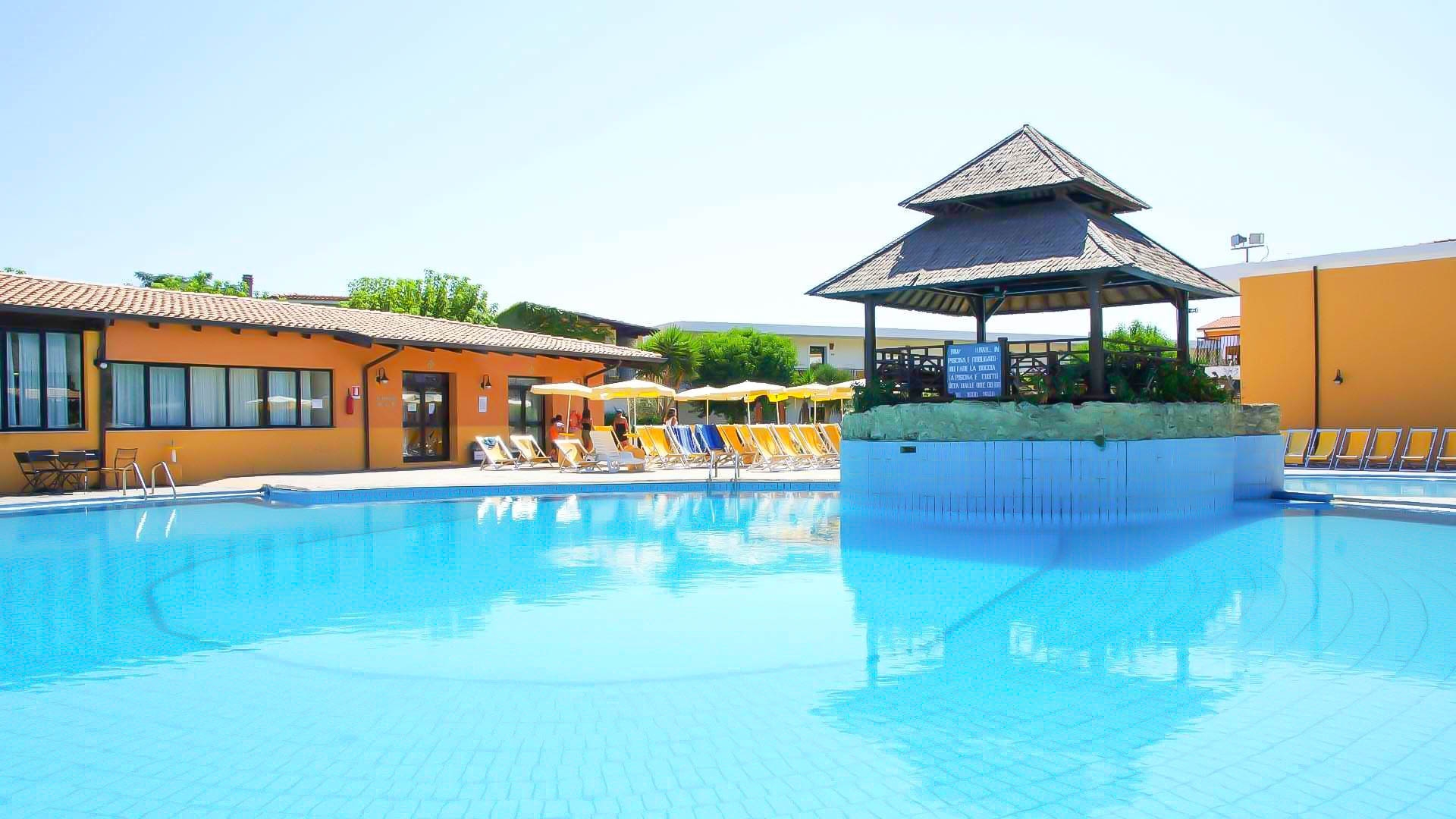 Villaggio-Club-Baia-Dei-Gigli-piscina2